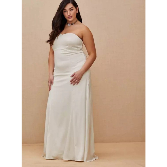 NEW Torrid Ivory White Strapless Satin Flare Wedding Dress Gown SZ 14 - Picture 5 of 16